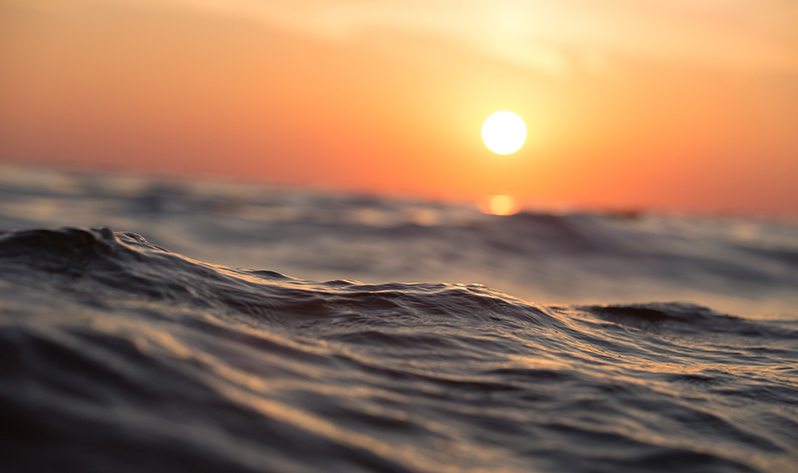 Beneficios del agua del mar - Olas y sol
