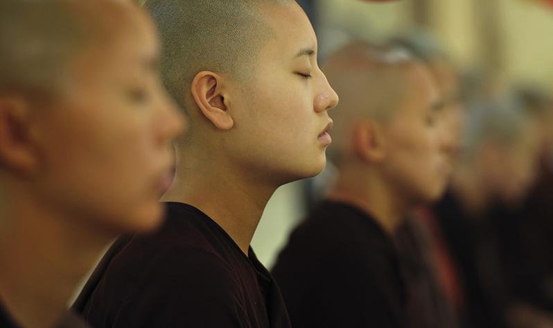 Meditación y yoga para combatir la alergia esta primavera - Meditación monjes