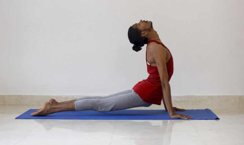 Meditación y yoga para combatir la alergia esta primavera - Surya namaskar