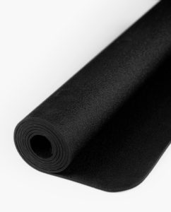 Descubre la historia del mat de yoga y conoce los modelos de aumjoia - Mat negro 1
